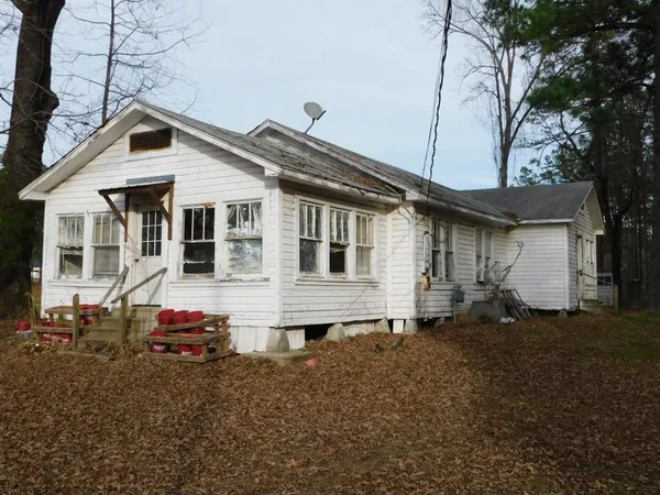 a view of house with a yard
