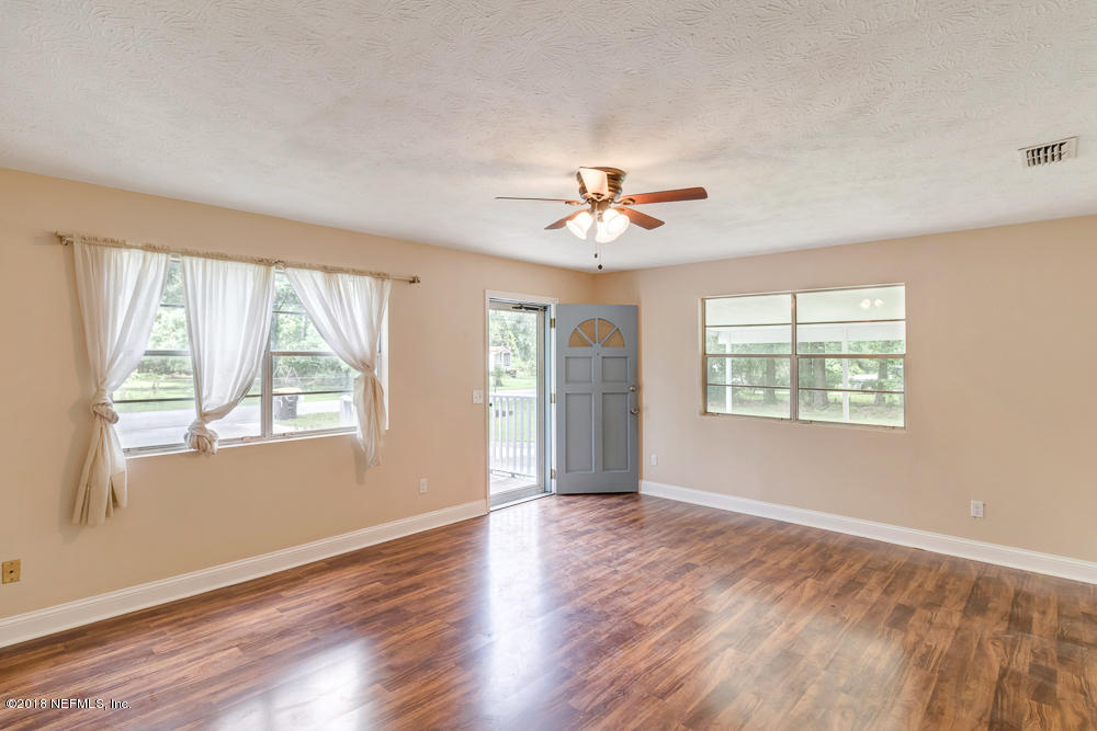9234 Wild Road Jacksonville, FL 32220 - Photo 3 of 28 Living Room