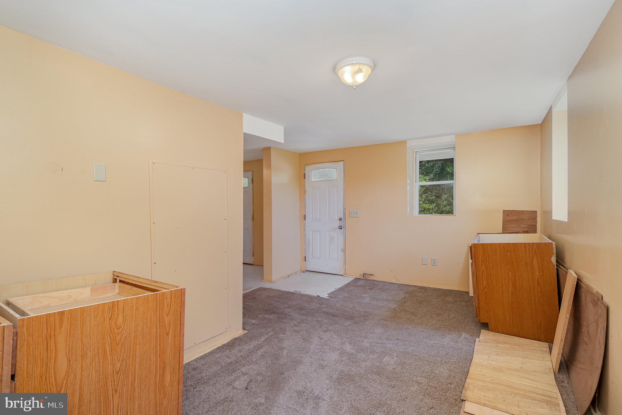 1071 Manada Bottom Road Harrisburg, PA 17112 - Photo 5 of 37 Living Room