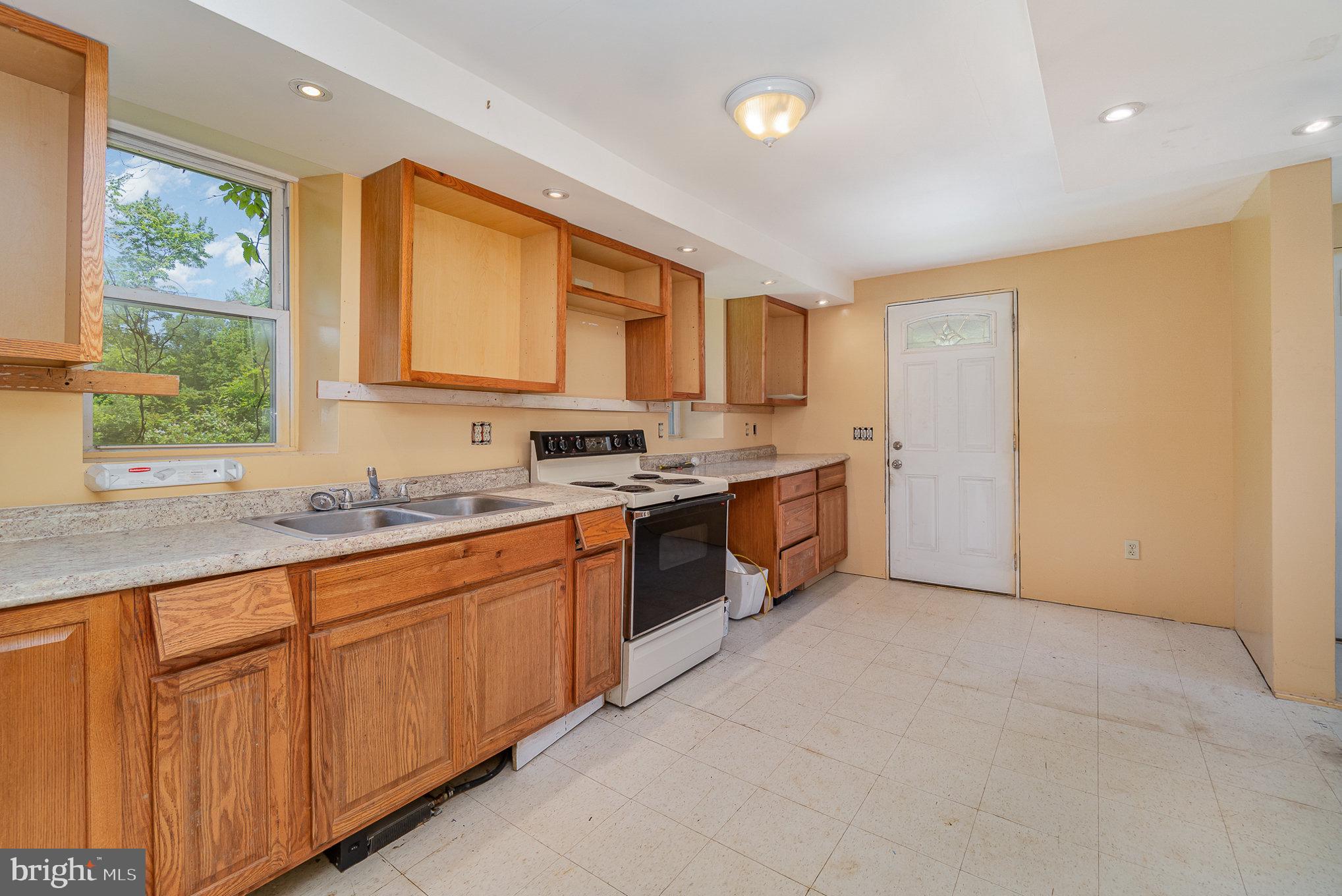 1071 Manada Bottom Road Harrisburg, PA 17112 - Photo 7 of 37 Kitchen