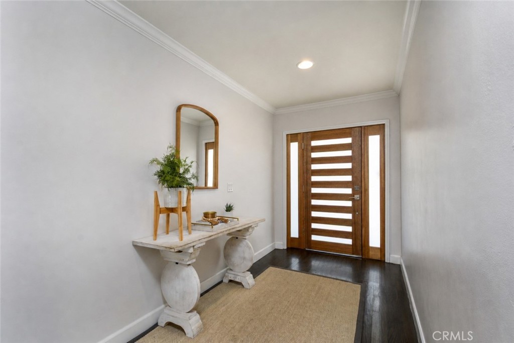 10122 Groveside Avenue Whittier, CA 90603 - Photo 5 of 37 Interior Entry