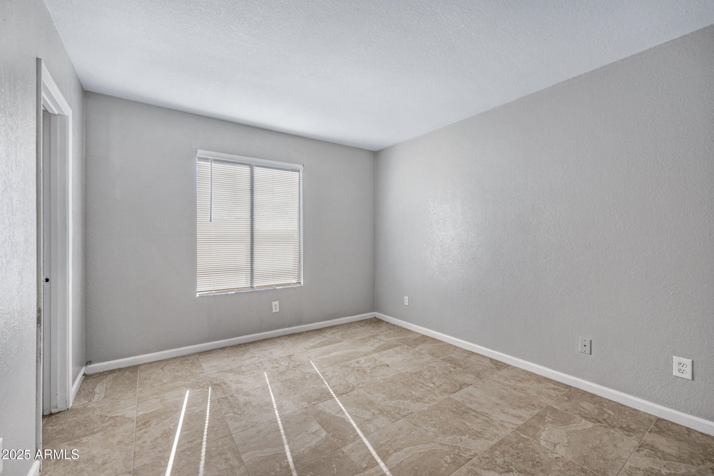 1241 North 48th Street, Unit 102 Phoenix, AZ 85008 - Photo 7 of 12 an empty room with a window