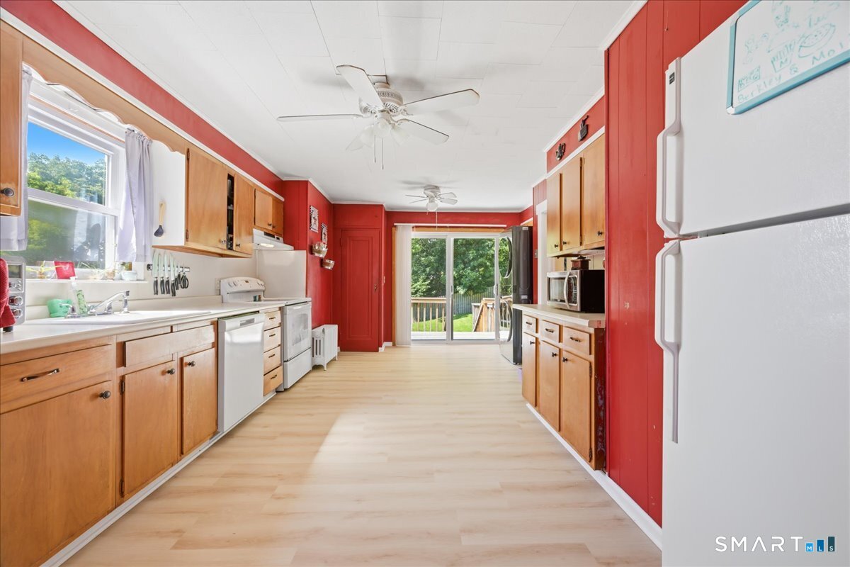 23 Sturtevant Avenue Norwich, CT 06360 - Photo 11 of 40