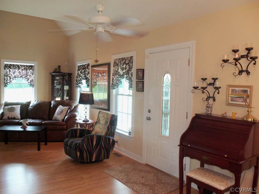 368 Cata Road Cumberland, VA 23040 - Photo 10 of 24 Foyer with Leaded Glass door