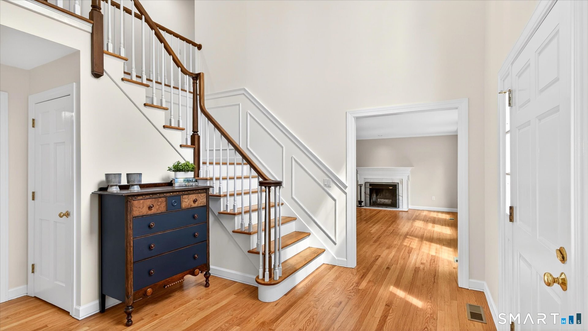 138 Cold Spring Road Avon, CT 06001 - Photo 3 of 36 Elegant two story entrance foyer.