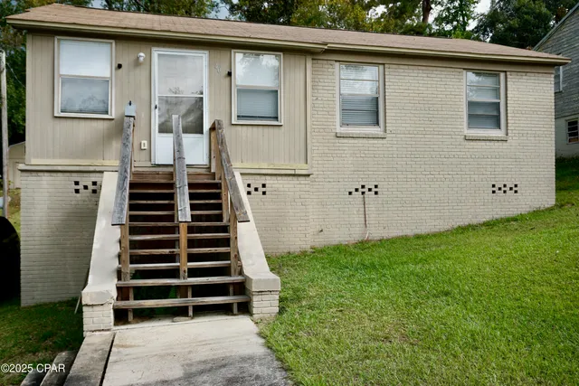 $95,000 | 40 West Barnes Avenue, Chattahoochee, FL 32324