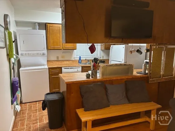 $2,200 | 1 Washington Avenue, Unit GARAGE, Savannah, GA 31405