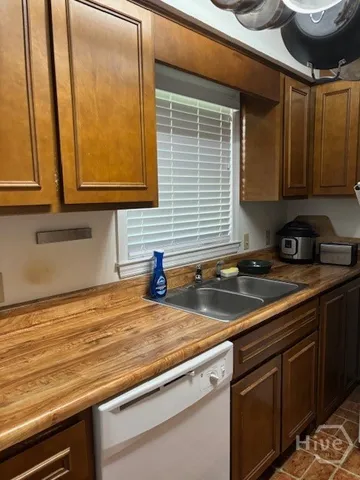 $2,500 | 1 Washington Avenue, Unit GARAGE, Savannah, GA 31405