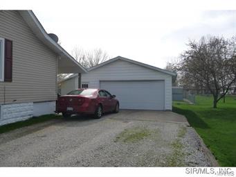 905 Reservoir Road Staunton, IL 62088 - Photo 3 of 19