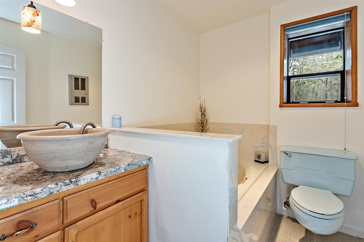 1250 Wards Creek Road Rogue River, OR 97537 - Photo 19 of 32 Bathroom #3 lower level with jacuzzi tub