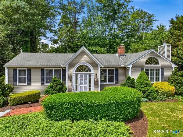 $575,000 | 2 Brocketts Lane, Branford, CT 06405
