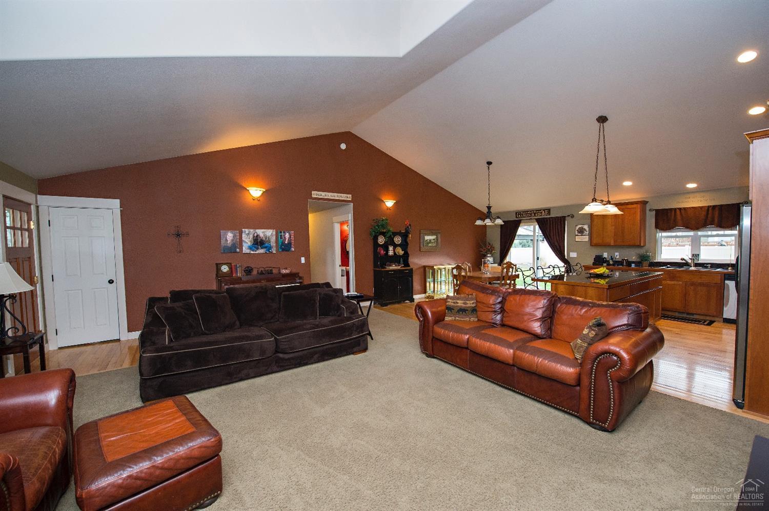 1065 Northwest Rimrock Drive Redmond, OR 97756 - Photo 6 of 23 Gallery Image 6
