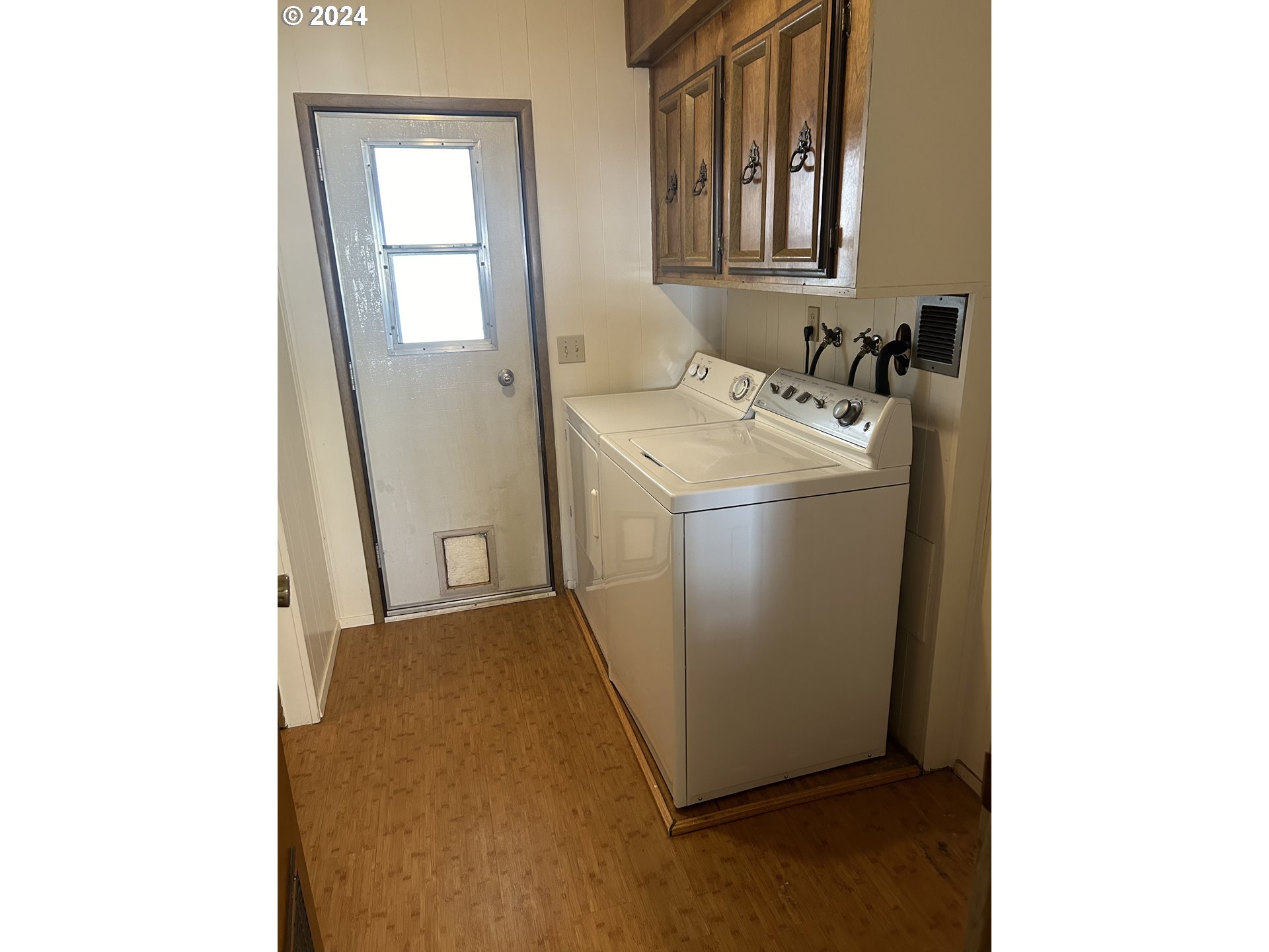4800 Barger Drive Eugene, OR 97402 - Photo 18 of 20 a utility room with dryer and washer