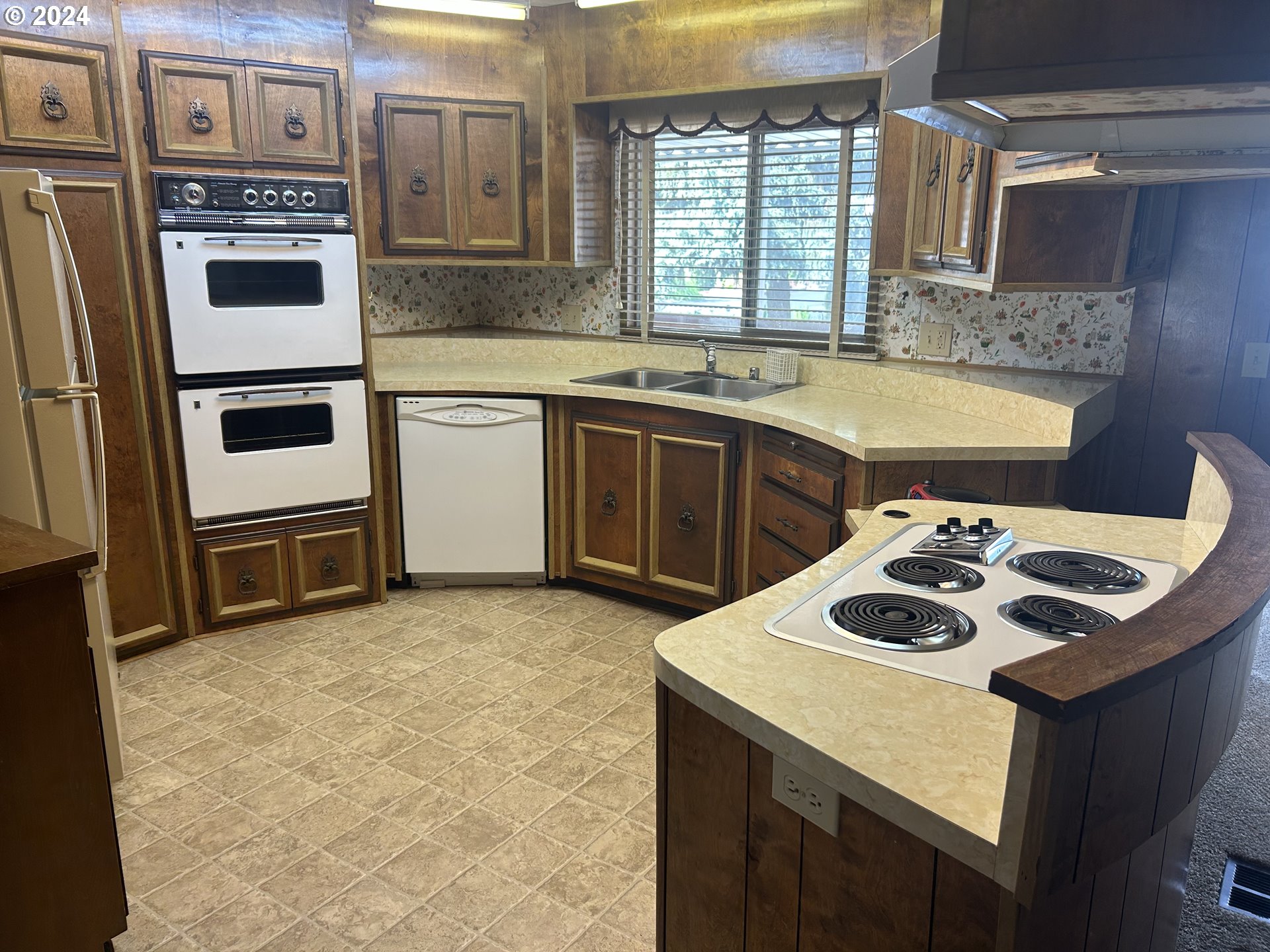 4800 Barger Drive Eugene, OR 97402 - Photo 5 of 20 a kitchen with stainless steel appliances a stove a sink and a refrigerator
