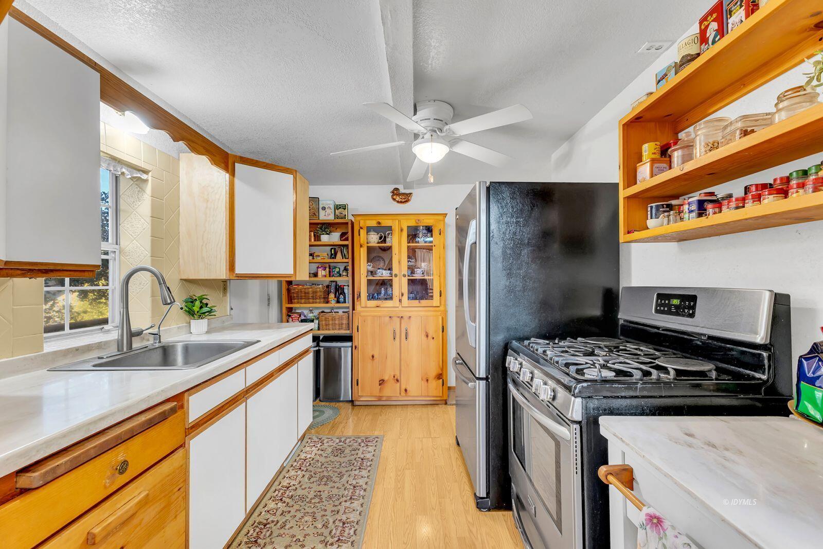 26750 Saunders Meadow Road, Unit 775 Idyllwild, CA 92549 - Photo 20 of 68 a kitchen with stainless steel appliances granite countertop a sink stove and refrigerator