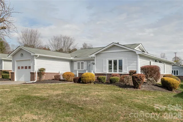 $325,000 | 228 Dartcrest Drive, Hendersonville, NC 28792