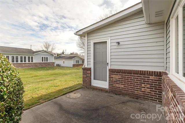 $325,000 | 228 Dartcrest Drive, Hendersonville, NC 28792