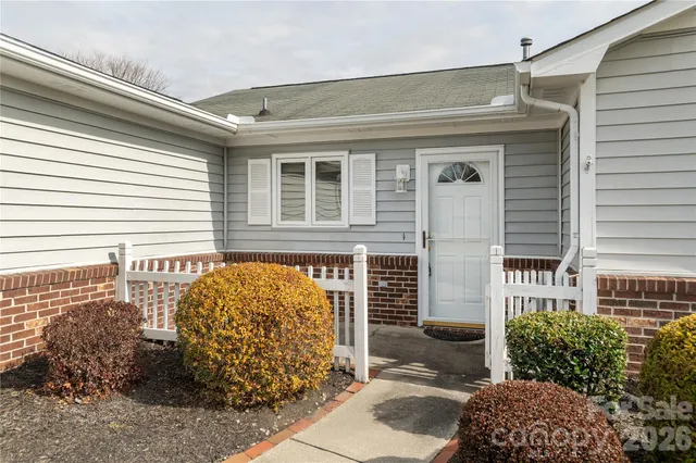 $325,000 | 228 Dartcrest Drive, Hendersonville, NC 28792