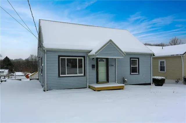 a view of back yard of the house