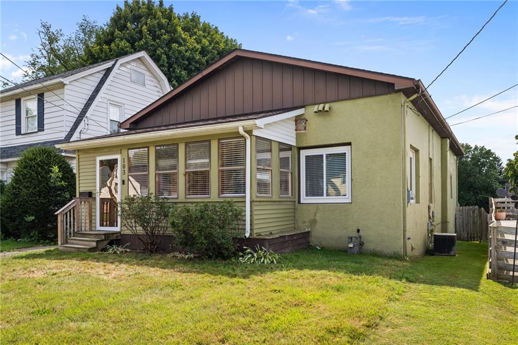 a view of a house with a yard