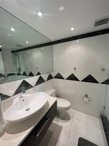 $5,000 | 5151 Collins Avenue, Unit 725, Miami Beach, FL 33140