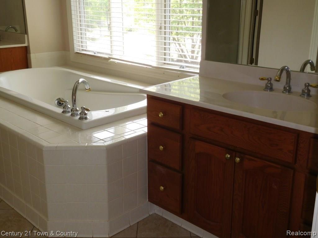 4675 Oakhurst Ridge Road, Unit 235 Clarkston, MI 48348 - Photo 22 of 46 22.JPG