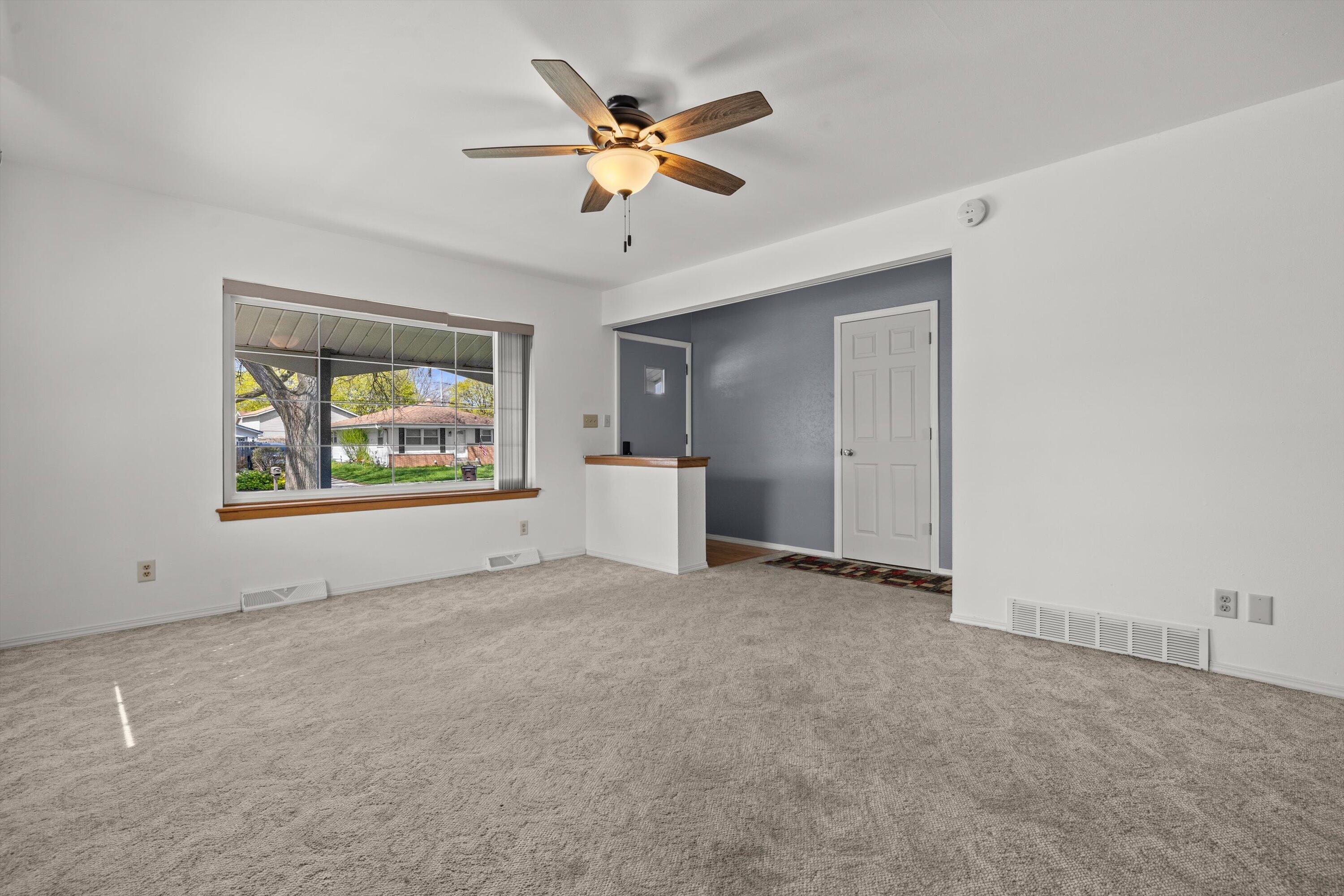 3317 Kennsington Square Road Sturtevant, WI 53177 - Photo 5 of 27 living room