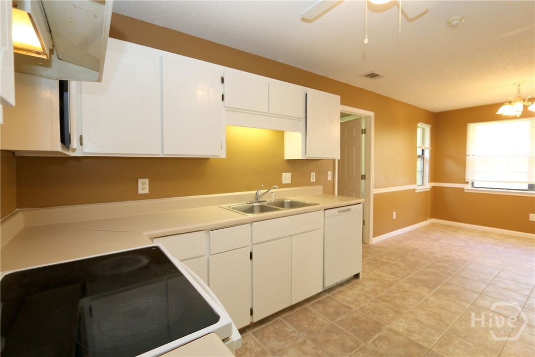 2352 Rowe Street Hinesville, GA 31313 - Photo 10 of 25 Kitchen
