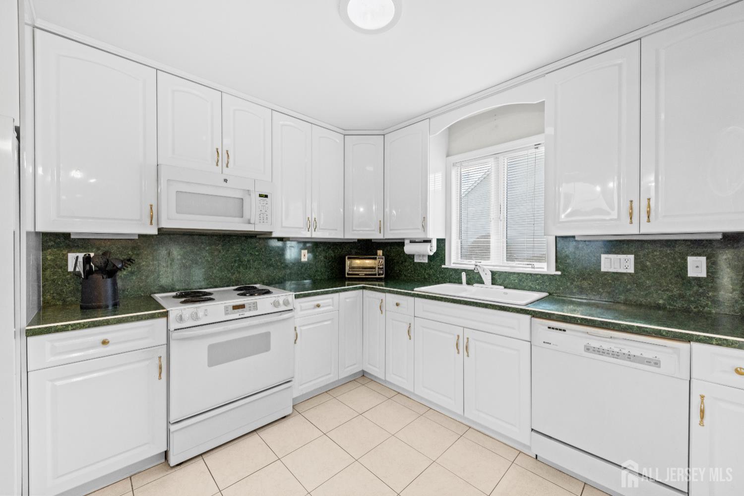 835 B Vail Road Monroe Township, NJ 08831 - Photo 12 of 33 Gallery Image 12