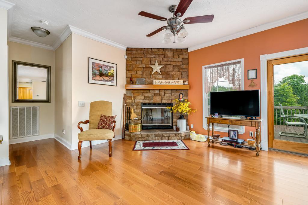2910 North Wesley Chapel Road Greeneville, TN 37745 - Photo 11 of 40 Great Room