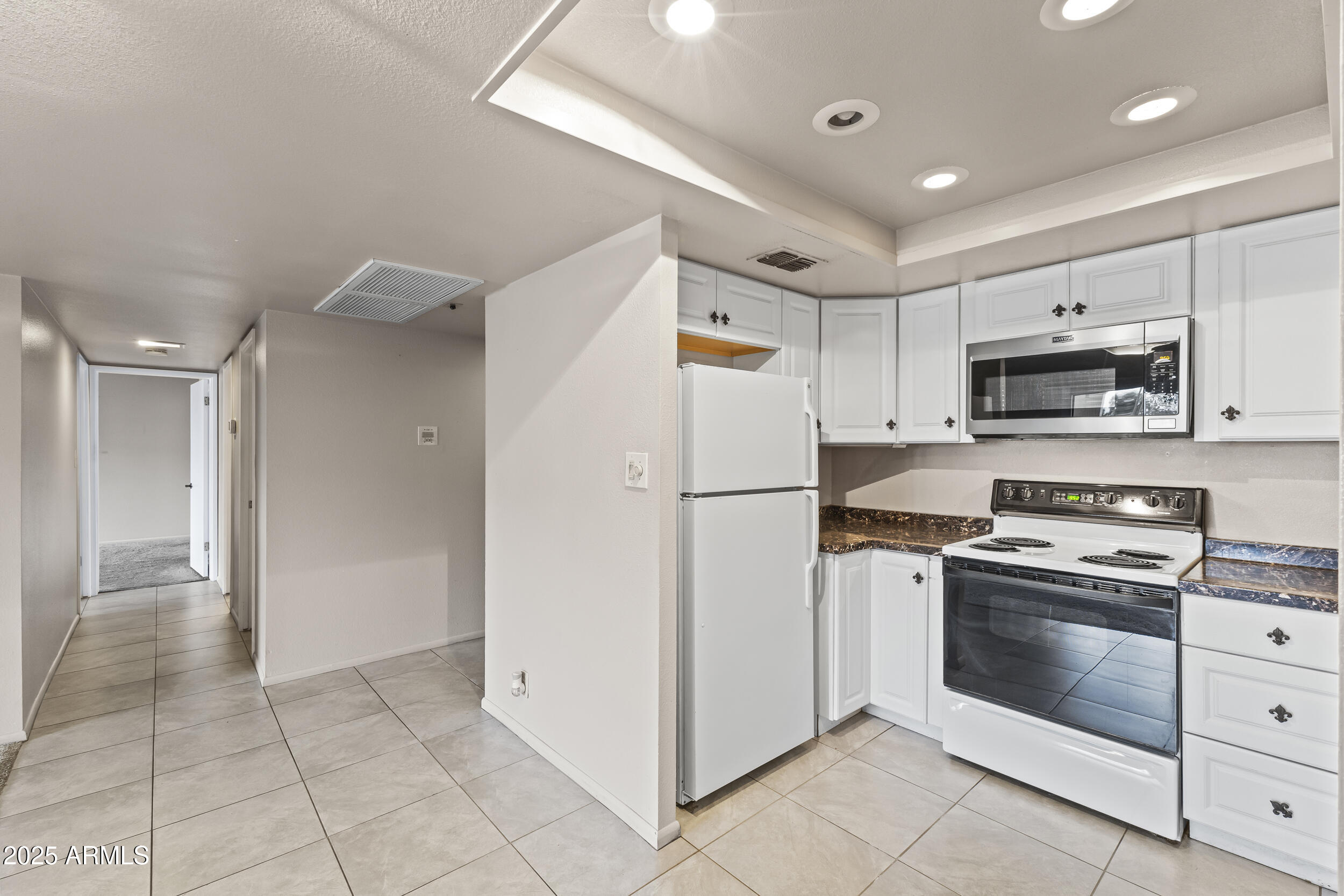 7920 East Camelback Road, Unit 303 Scottsdale, AZ 85251 - Photo 5 of 45 a kitchen with a stove a refrigerator and a sink
