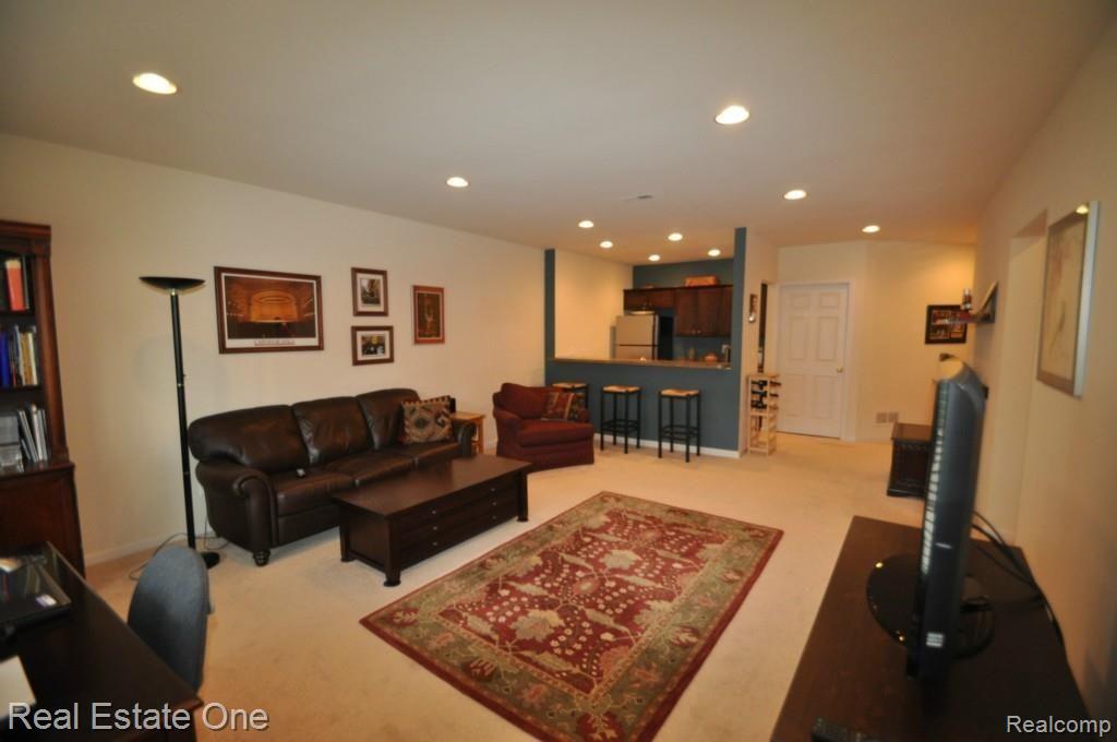 746 East Bluff Court Rochester, MI 48306 - Photo 25 of 30 24.jpg