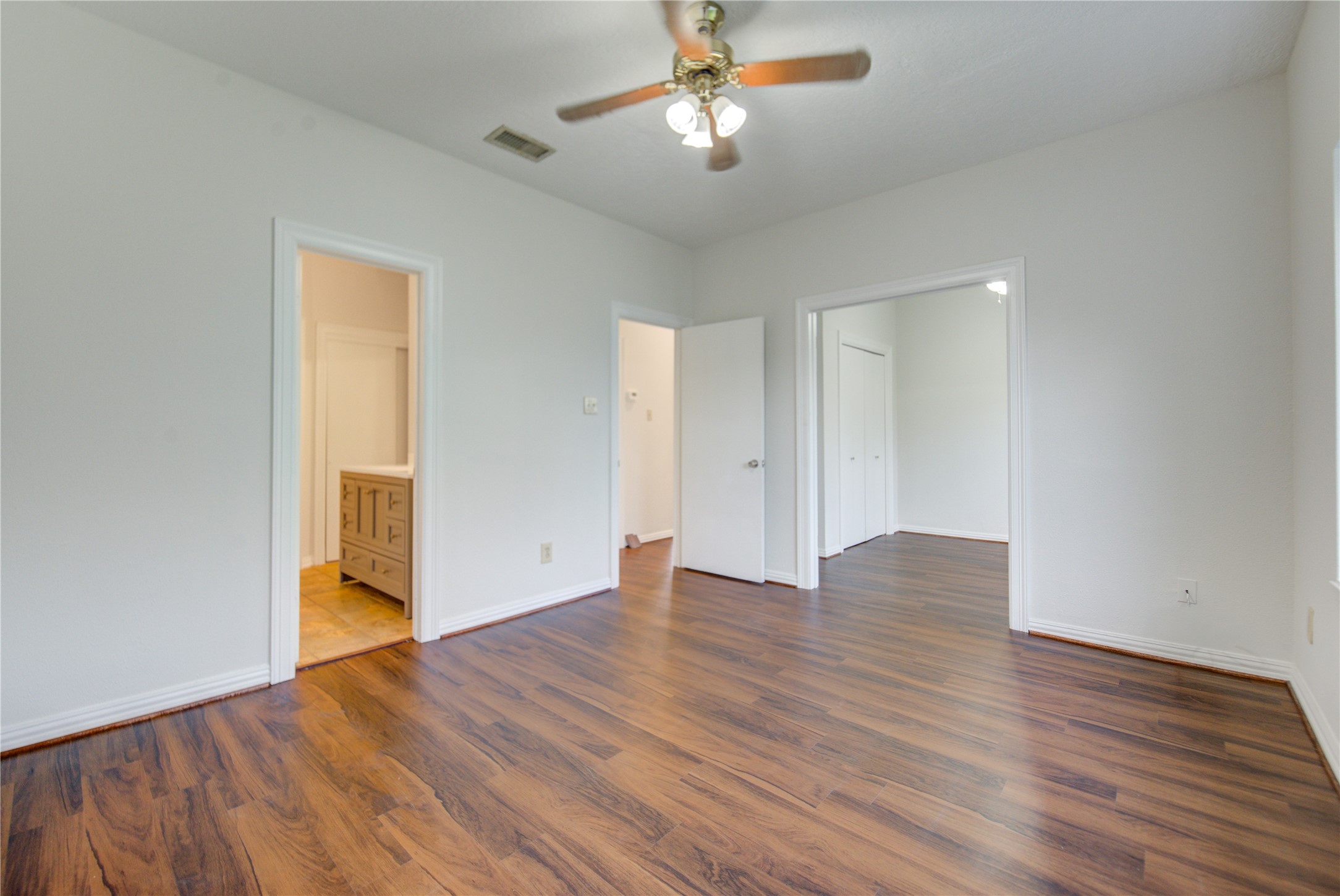 308 North Ranch House Road Angleton, TX 77515 - Photo 20 of 38 The room offers direct access to a private ensuite bathroom with vanity, as well as an adjoining flex space—perfect for a home office, nursery, or private sitting area.