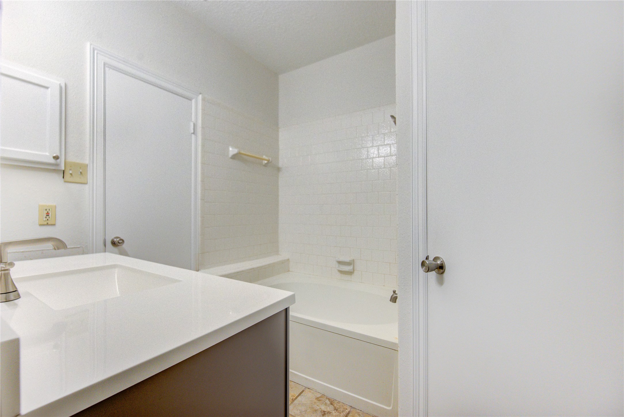 308 North Ranch House Road Angleton, TX 77515 - Photo 22 of 38 Primary bathroom.