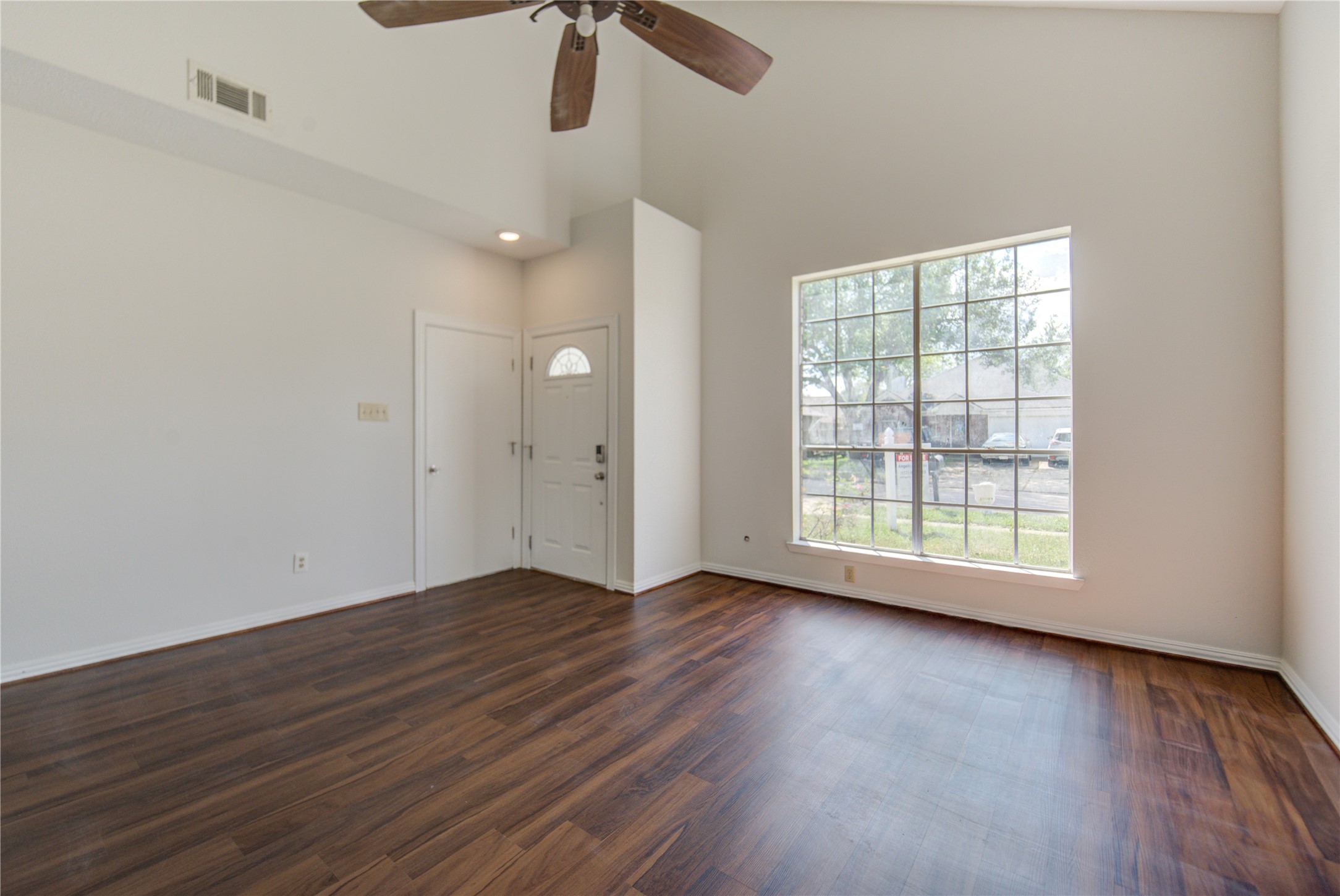 308 North Ranch House Road Angleton, TX 77515 - Photo 4 of 38 New flooring, new painting just for you!