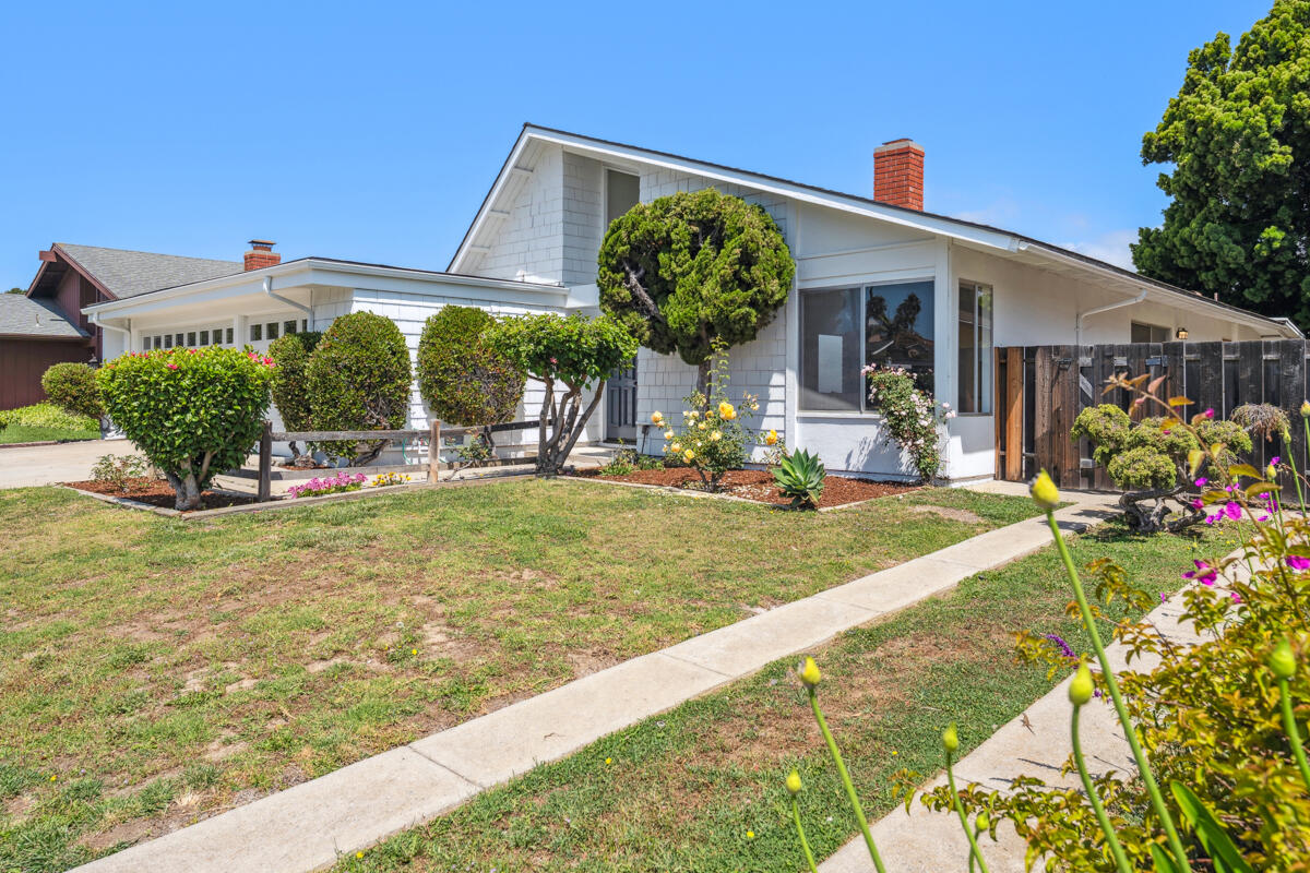 7286 Georgetown Road Goleta, CA 93117 - Photo 18 of 19 a view of a house with backyard and sitting area