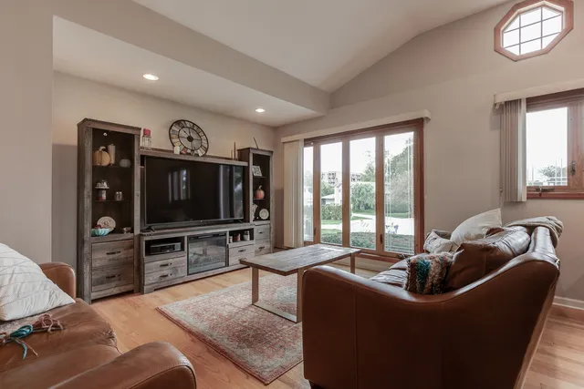 $539,999 | 2521 Gayle Court, Glenview, IL 60025