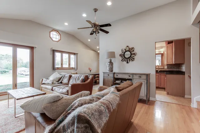 $539,999 | 2521 Gayle Court, Glenview, IL 60025