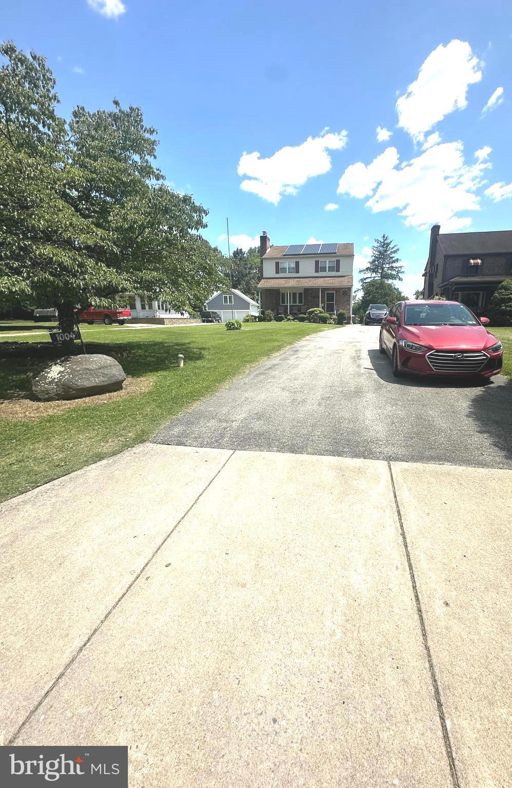 1004 Green Lane Secane, PA 19018 - Photo 2 of 7 Large, unshared driveway