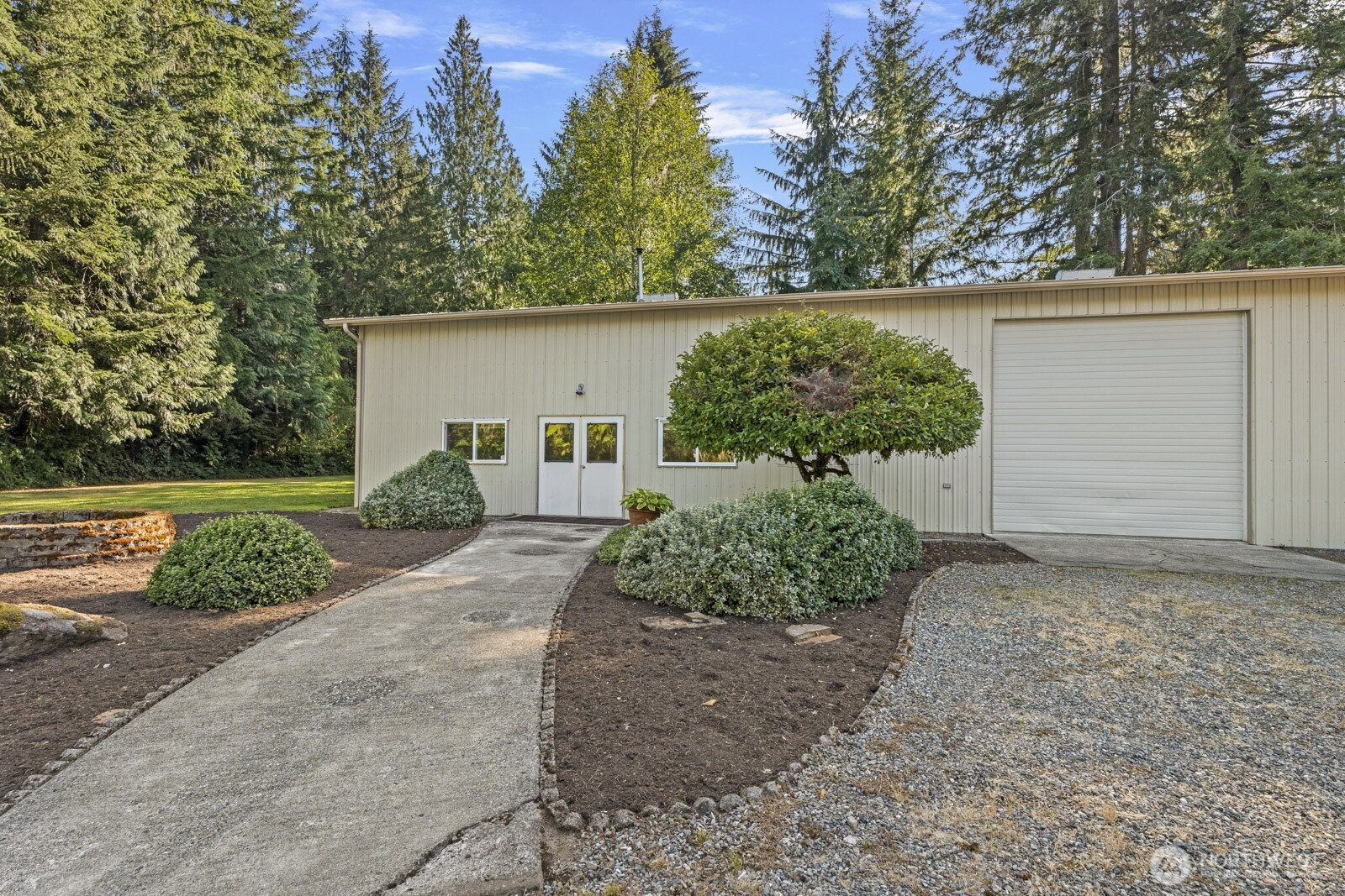 27605 Southeast Issaquah-Fall City Road Fall City, WA 98024 - Photo 35 of 39 a view of a back yard with plants