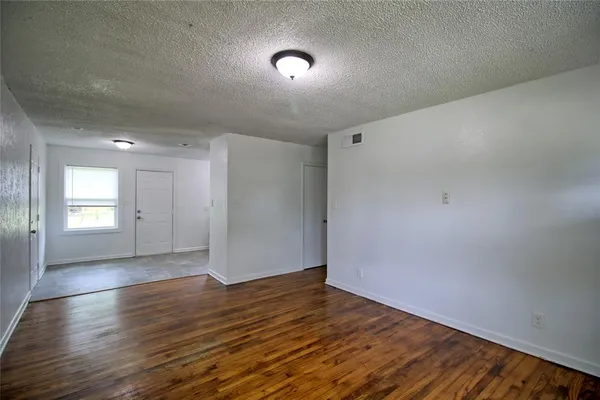 $1,300 | 115 Charles Lane, Terrell, TX 75160