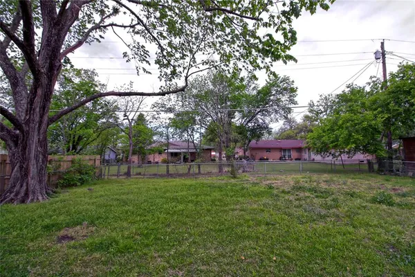 $1,300 | 115 Charles Lane, Terrell, TX 75160