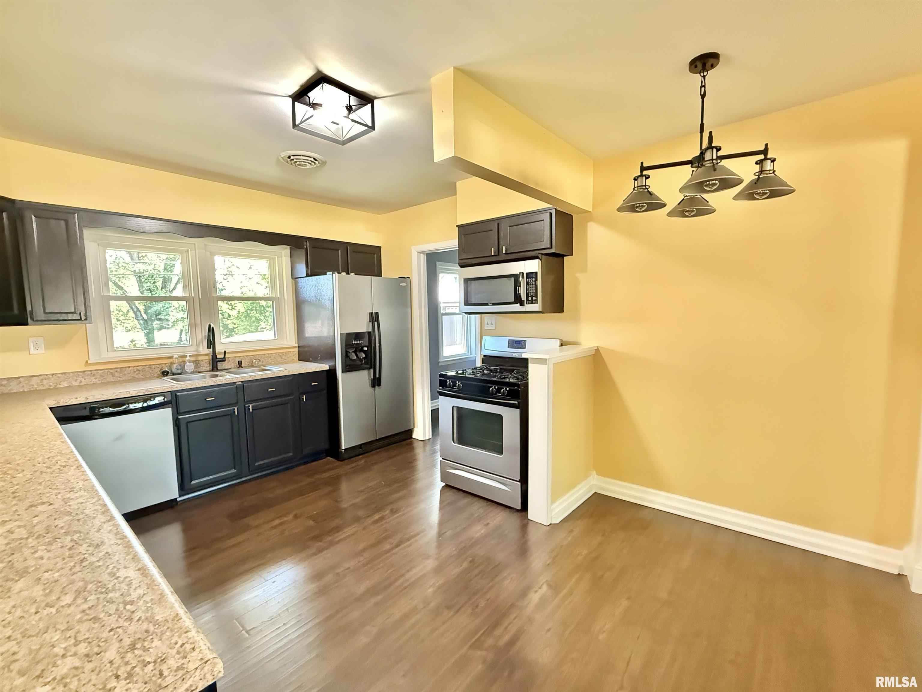 330 North Sycamore Terrace Canton, IL 61520 - Photo 8 of 34 Gallery Image 8