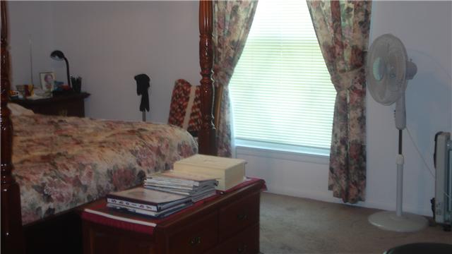 281 Doak Road Manchester, TN 37355 - Photo 6 of 20 Large Master Bedroom has walk-in closet, single closet and private bath.