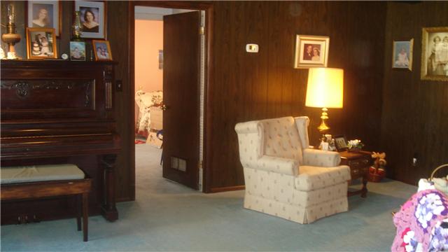 281 Doak Road Manchester, TN 37355 - Photo 9 of 20 Living Room is in center of home, with the split bedroom concept.