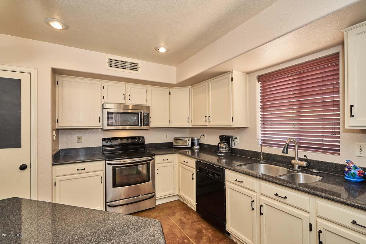 497 West Smoke Tree Road Gilbert, AZ 85233 - Photo 7 of 31 Kitchen3