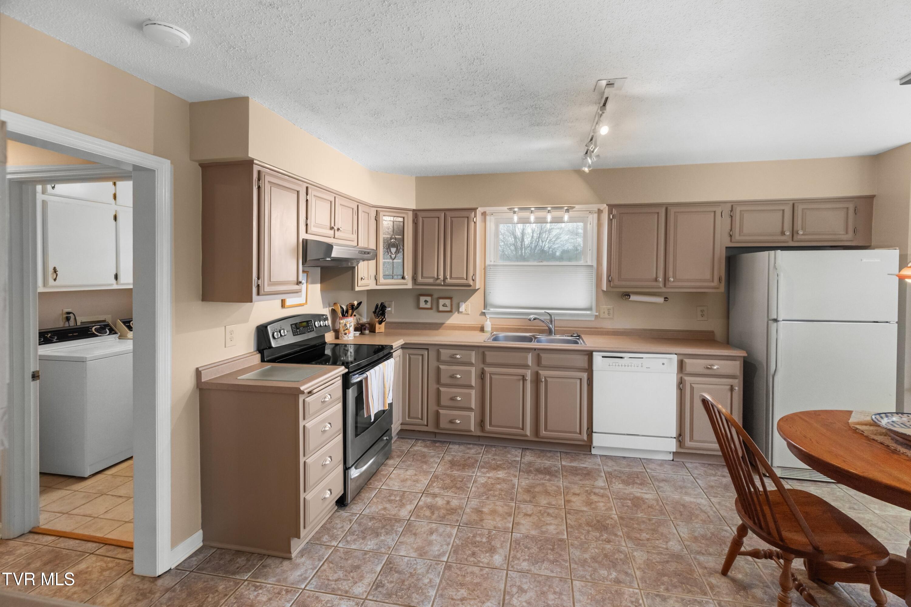 1204 Rambling Court Greeneville, TN 37743 - Photo 17 of 54 013-1204RamblingCourt-Greeneville-TN-377