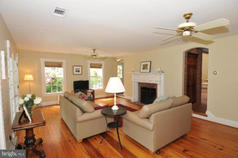 239 Springvale Road Great Falls, VA 22066 - Photo 5 of 22 Living Room