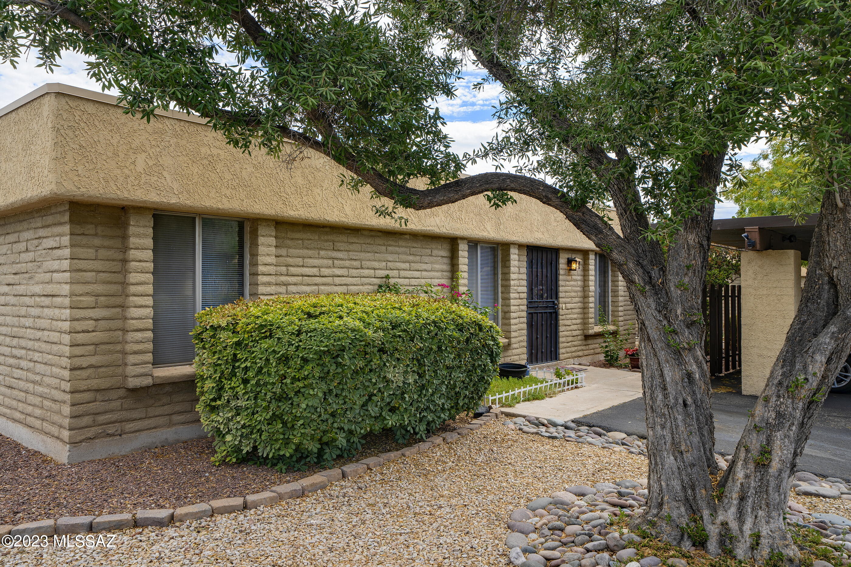 670 South Pantano Road, Unit E Tucson, AZ 85710 - Photo 2 of 17 a front view of a house with garden