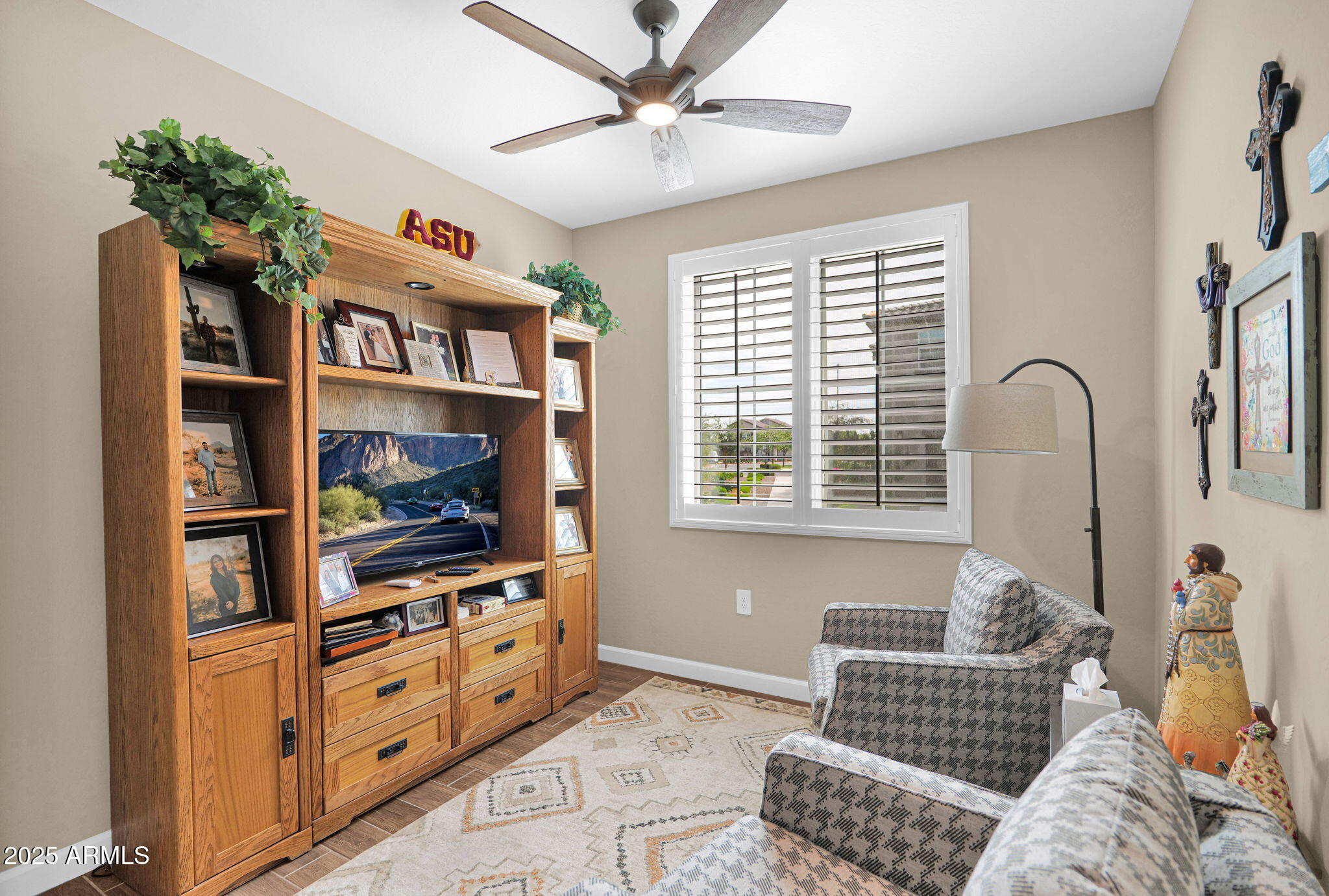 1255 North Arizona Avenue, Unit 1289 Chandler, AZ 85225 - Photo 12 of 32 a living room with furniture and a flat screen tv